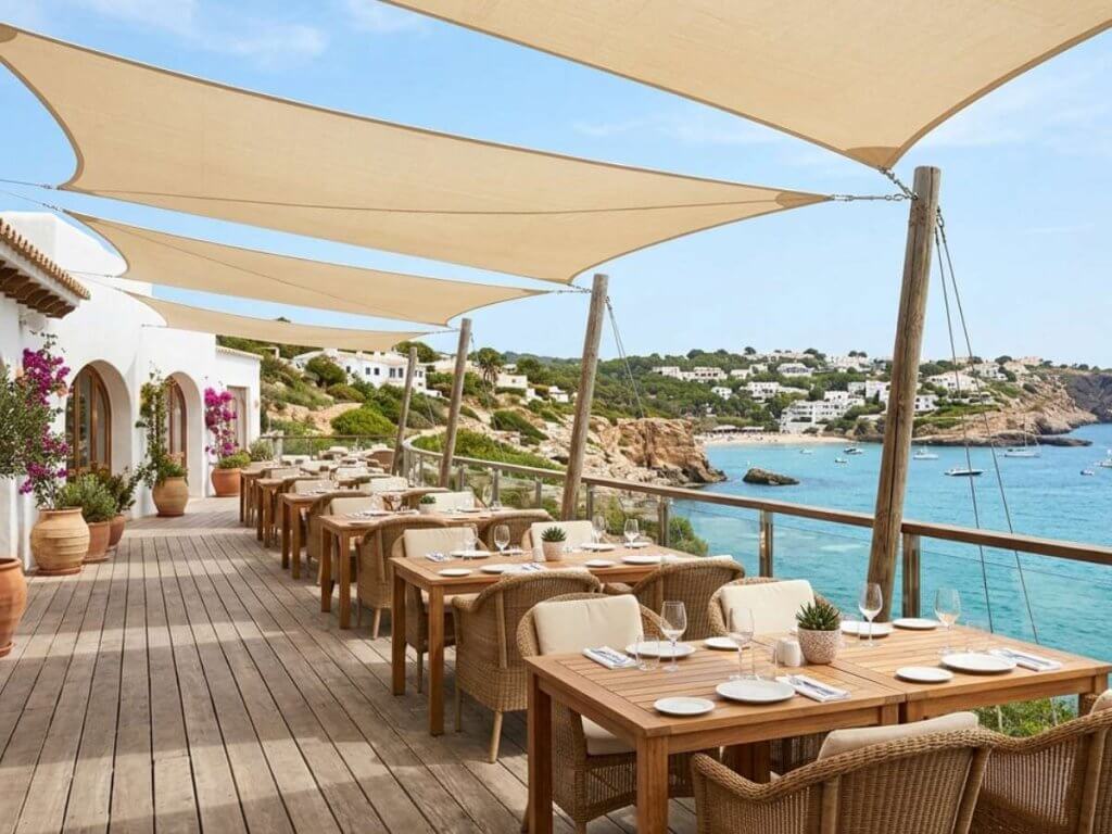 Beschattete Restaurantterrasse