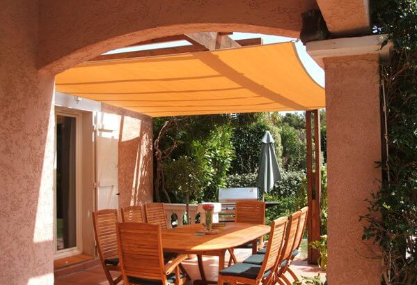 Atmungsaktives Sonnensegel über einer Pergola-Terrasse