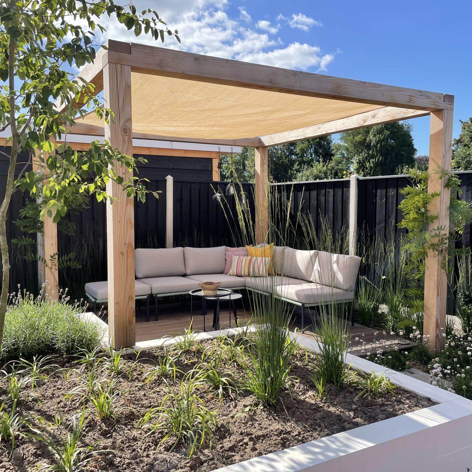 Ecke eines Sonnensegels an einer Pergola befestigt
