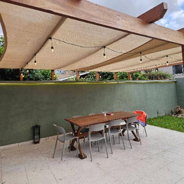 Coolaroo Sonnensegel über Terrasse und Garten